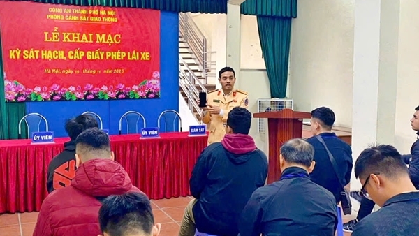 Hà Nội: Hơn 10.000 thí sinh dự sát hạch được hướng dẫn cài đặt ứng dụng VNeTraffic